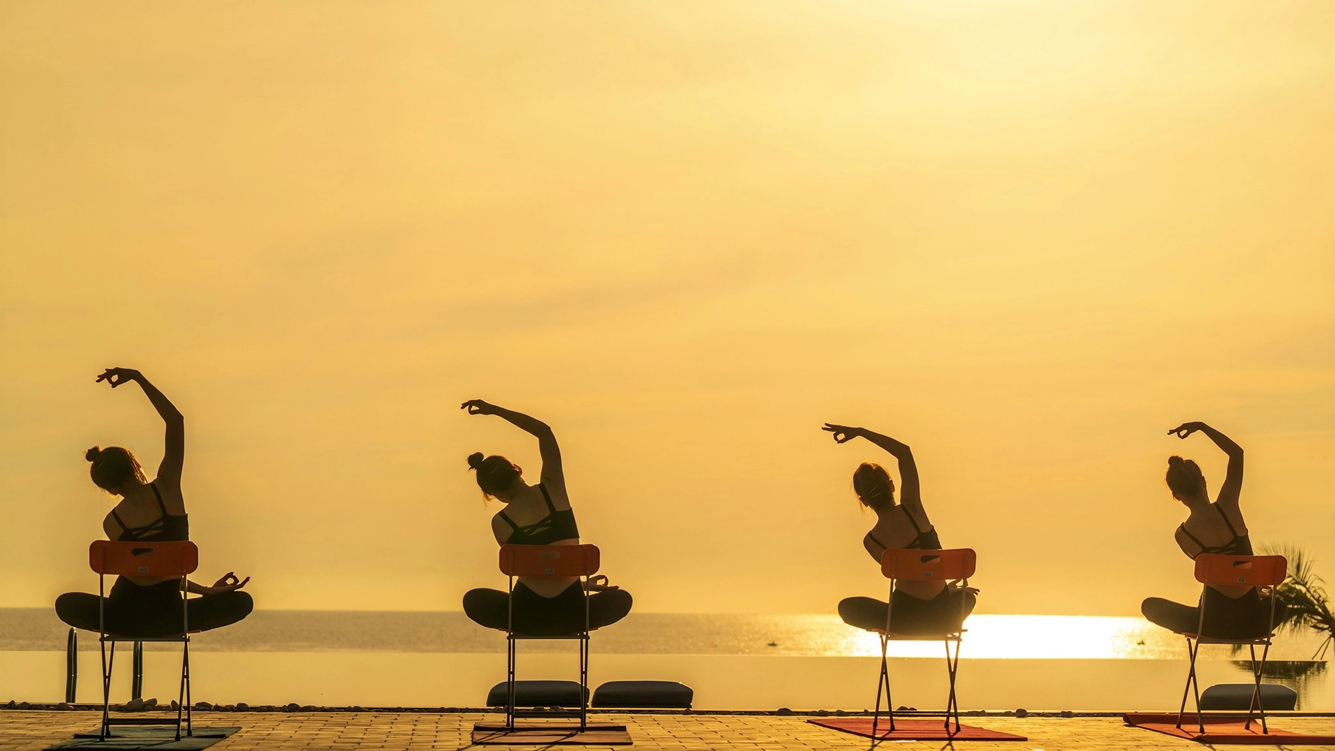 Lễ hội Yoga đón bình minh trên biển