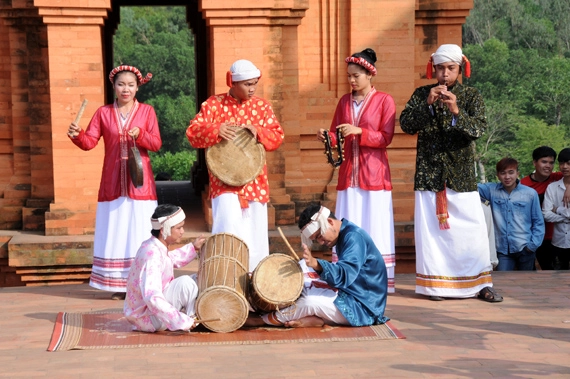 Biểu diễn nhạc cụ dân tộc truyền thống Champa