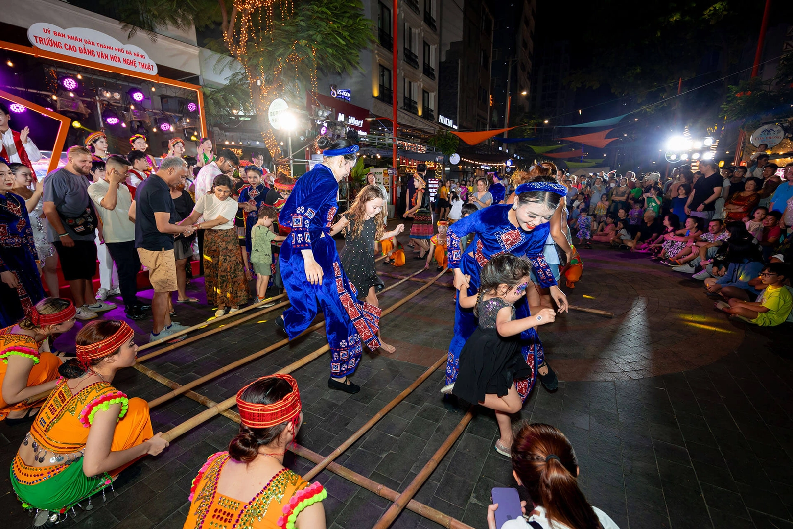 Đêm giao lưu văn hóa các dân tộc Đà Nẵng