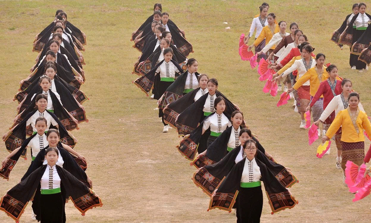 Biểu diễn nghệ thuật dân tộc “Sắc màu Điện Biên”